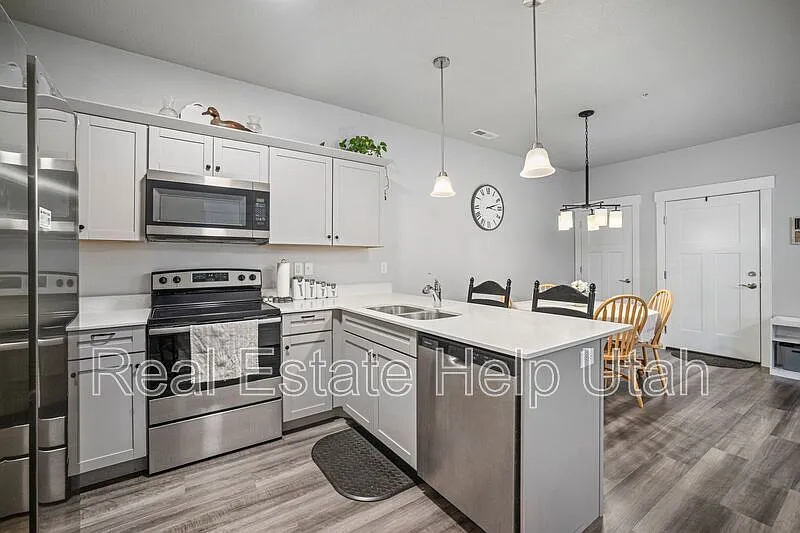 952 W Big Ben Ln #G101