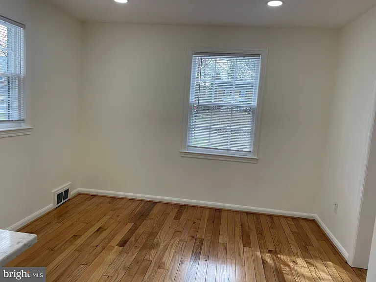 2924 Marshall St — Photo 9