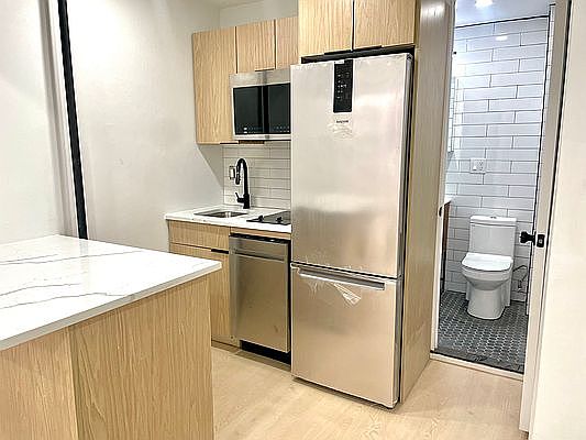 4th image of 413 E 9th St #20B