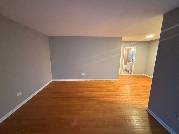 5th image of 5001 Columbus Dr #9