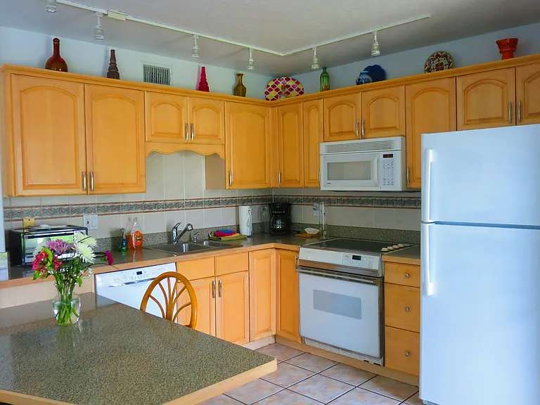 The kitchen has a breakfast/dining area