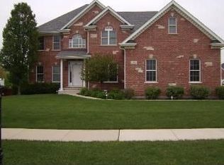 320 White Pines Ln, Oswego, IL