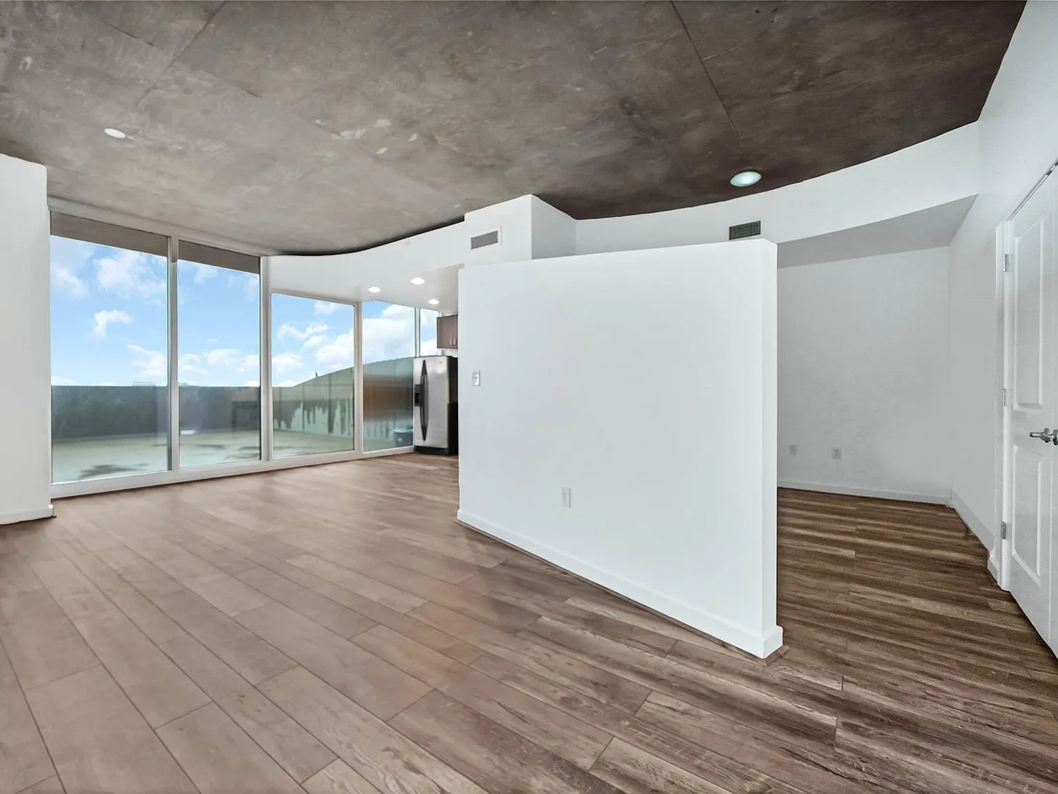 1 bed, 1.0 bath, 748 sqft, $1,950 — Photo 2