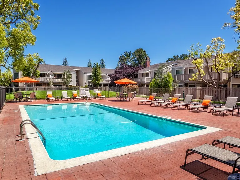 Glenbrook Apartments — Photo 18