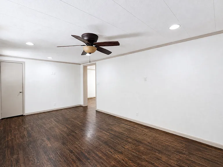 1042 Floral Ct — Photo 14