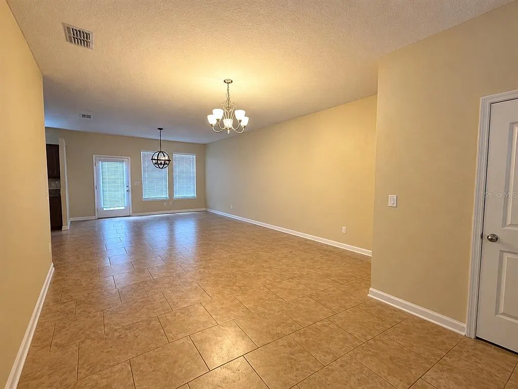 3 bed, 2.5 bath, 1910 sqft, $2,150 — Photo 3
