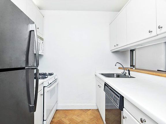 3rd image of 415 E 37th St APT 6C