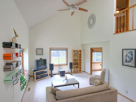 4th image of 3833 Riverton Ave