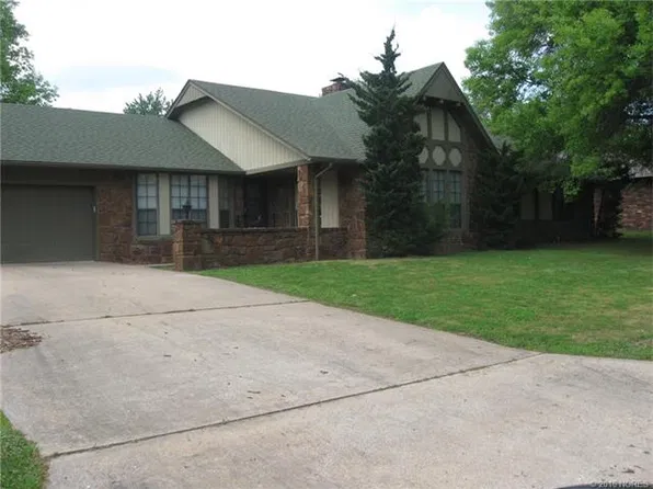 1207 N Oklahoma Pl, Claremore, OK 74017