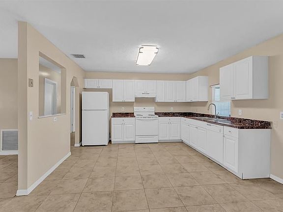 4th image of 134 SE Whitmore Dr