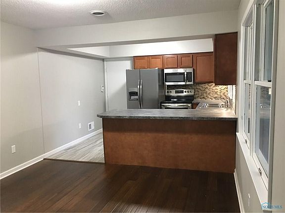 4th image of 227 Wilson St