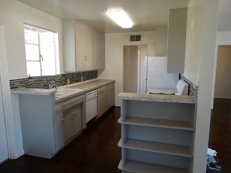 4202 N 5th Ave — Photo 4