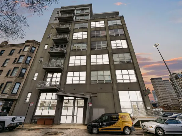 770 W Gladys Ave #401, Chicago, IL 60610