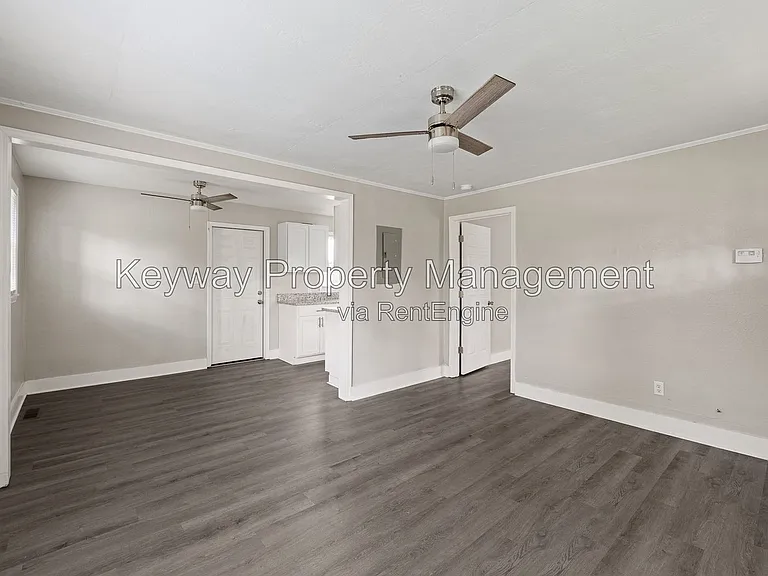304 Crystal Lake Dr — Photo 3