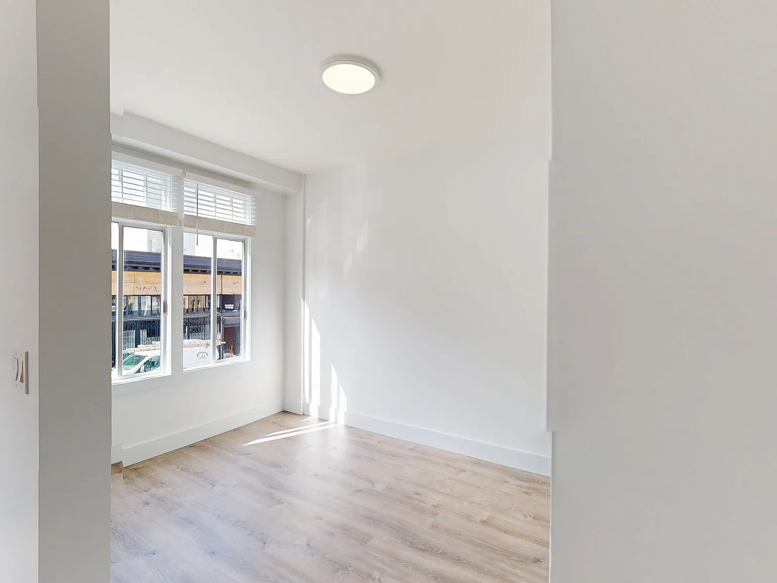Remodeled Junior 1BR with Island Kitchen & In-Unit Laundry in Lower Nob Hill — Photo 2