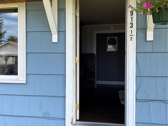 3rd image of 913 1/2 Alder Ave