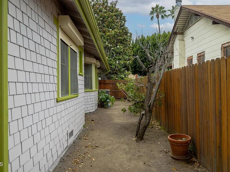 1942 N Bronson Ave — Photo 34