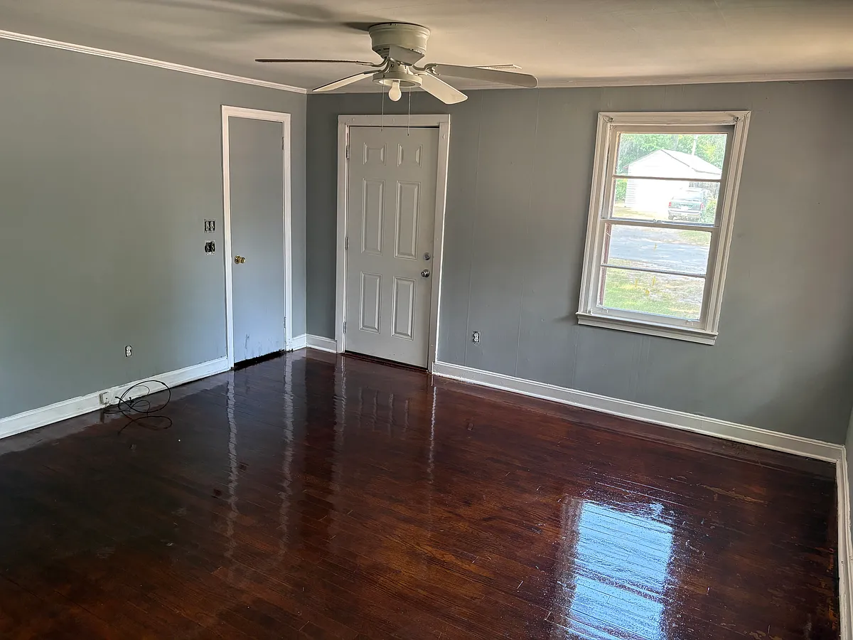 Building Photo - 328 Sanders Dr
