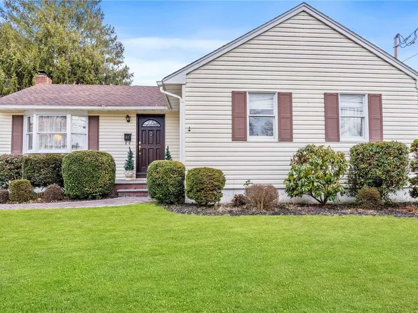 41 Tappan Avenue, Babylon, NY 11702