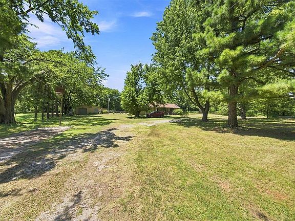 4th image of 662 S Range Rd