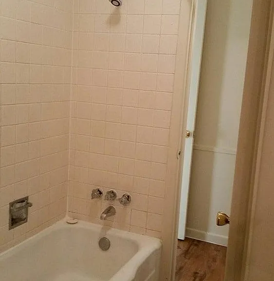 Country Club Apartments — Photo 12