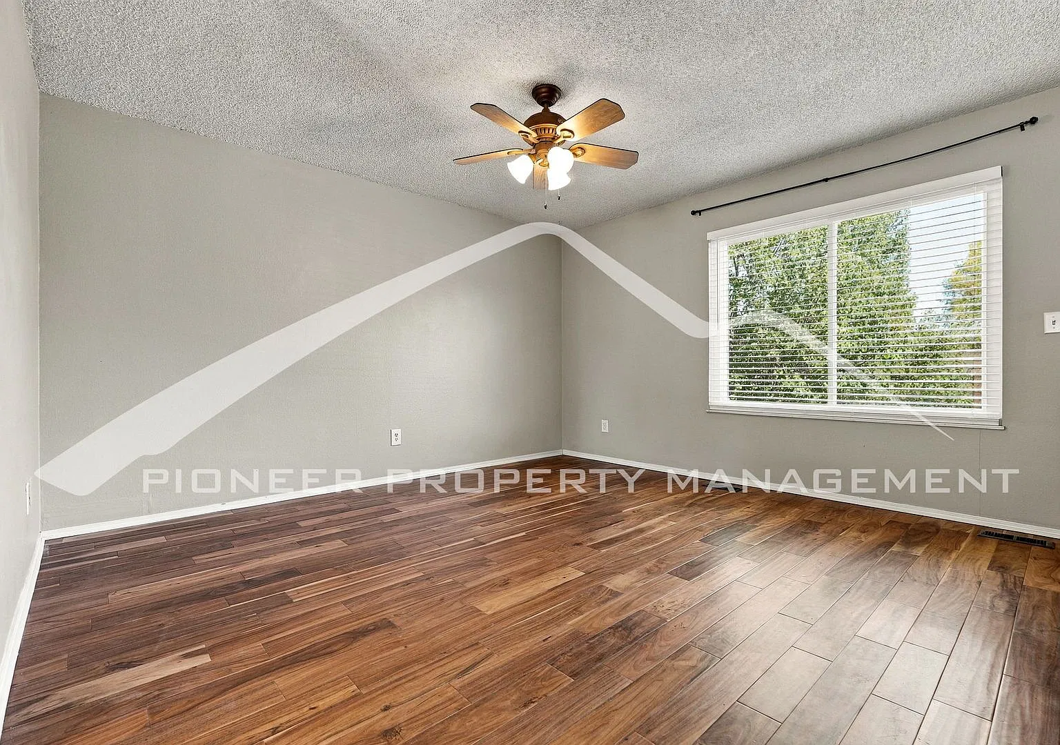 Spacious Home with Wood Fireplace and Deck — Photo 4