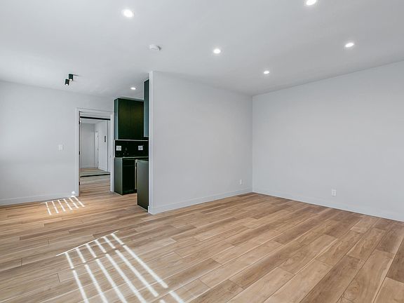 4th image of 1917 Montrose St #9