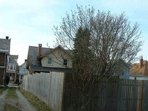 3rd image of 304 N 2nd St