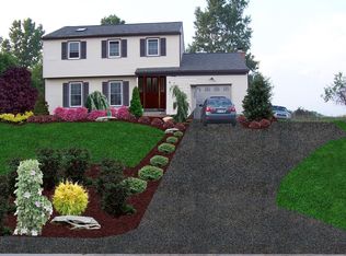 8 Greenfield Ln, West Grove, PA 19390