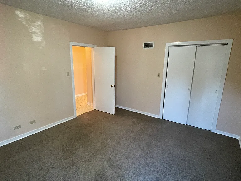 1302 Elliott St — Photo 7