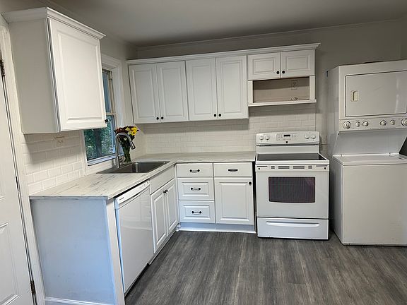 Kitchen (w/d is just to show where the w/d would go.).