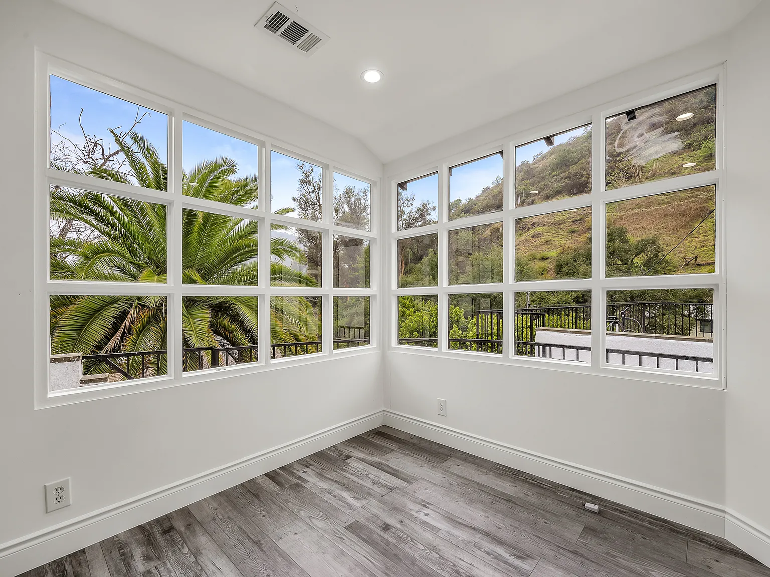 9848 Portola Dr - Elegant Beverly Hills Home Featuring Panoramic Canyon Views — Photo 3