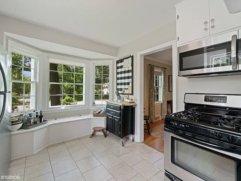 326 W Evergreen St — Photo 3