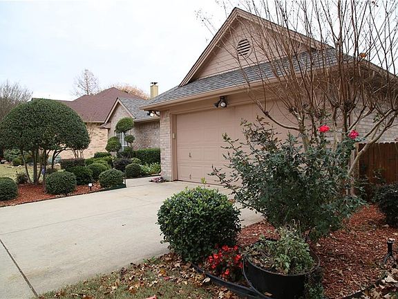 3rd image of 1725 Parkwood Dr