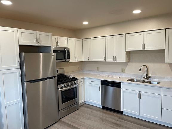 5th image of 913 W Boundary St #913