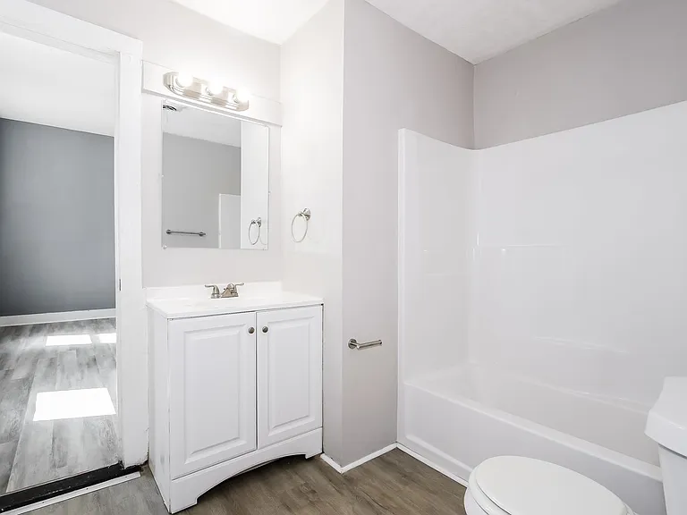 556771_024_main_bathroom_13189112.jpg