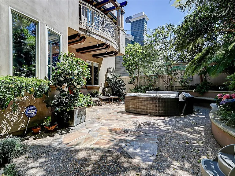 3005 N Poinsettia Ave — Photo 58