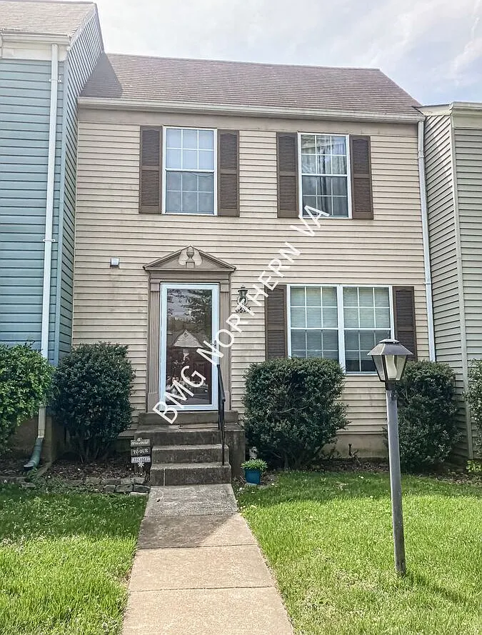 Beautiful 3 BR / 2.5 Bath Townhome in Active Amberleigh Community — Photo 1