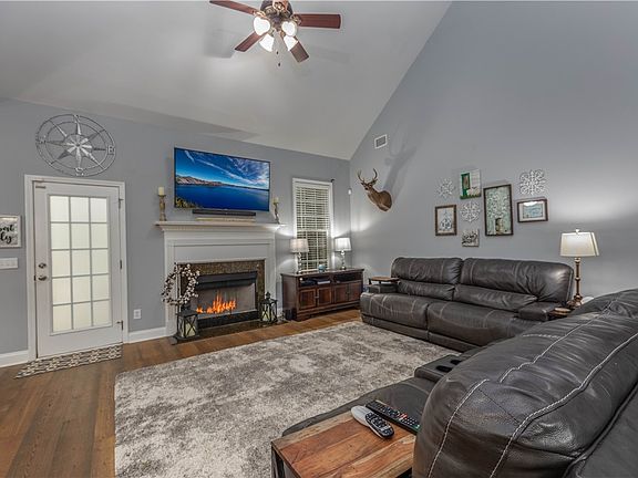 5th image of 1703 Southlake Dr