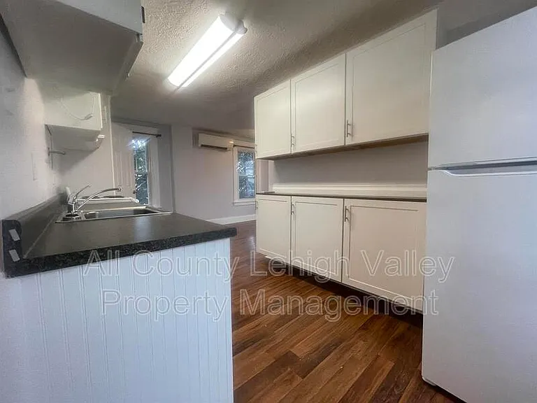 1316 Easton Ave — Photo 3