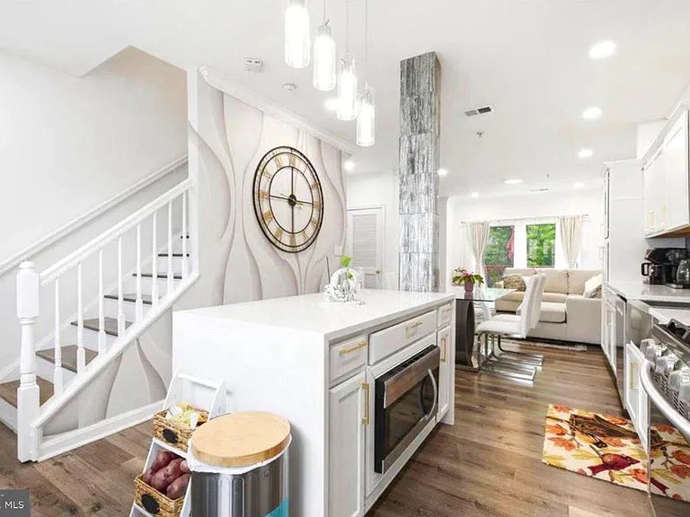21845 Jarvis Sq — Photo 6