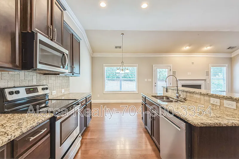 4 bed, 2.5 bath, 2700 sqft, $2,375 — Photo 4