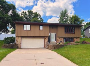 1409 Honeysuckle Ln, Hastings, MN 55033