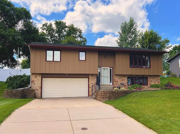 1409 Honeysuckle Ln, Hastings, MN 55033