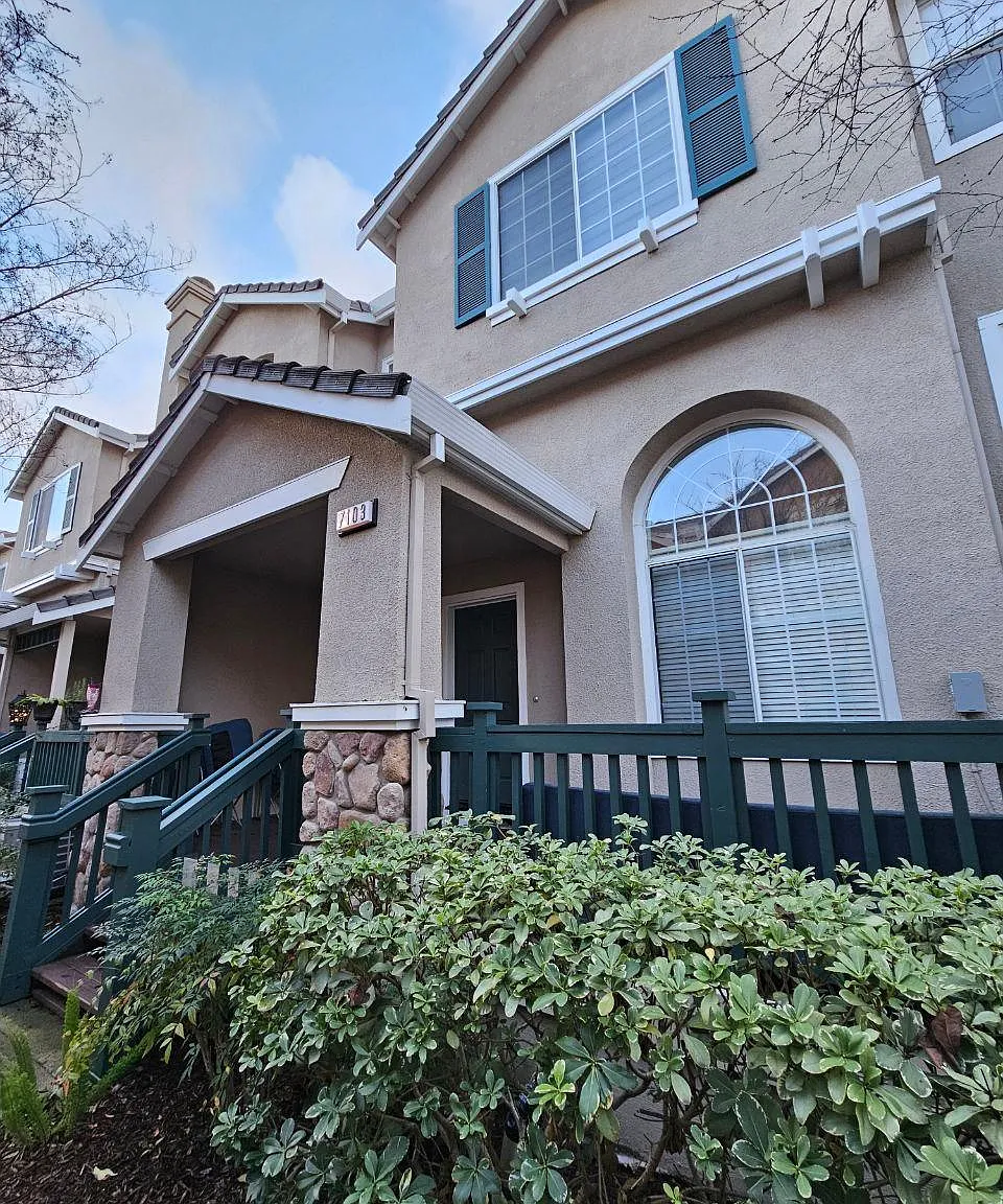 3 bed, 2.5 bath, 1404 sqft, $4,100 — Photo 1