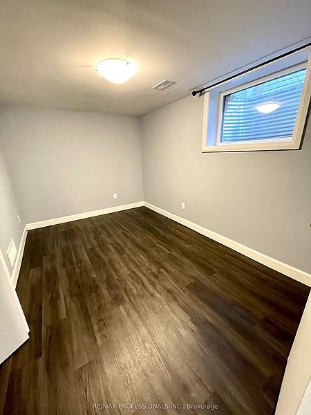 Kitchener House for rent - 2 Bedrooms — photo 3