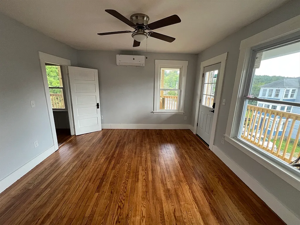 4 bed, 1.0 bath, 1200 sqft, $2,500 — Photo 4