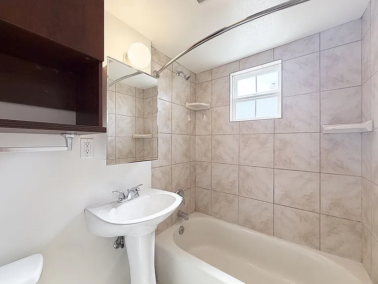 SD: Bright 2BD/2BA Unit in University Heights with A/C, In-Unit Laundry & 1 Reserved Parking — Photo 10
