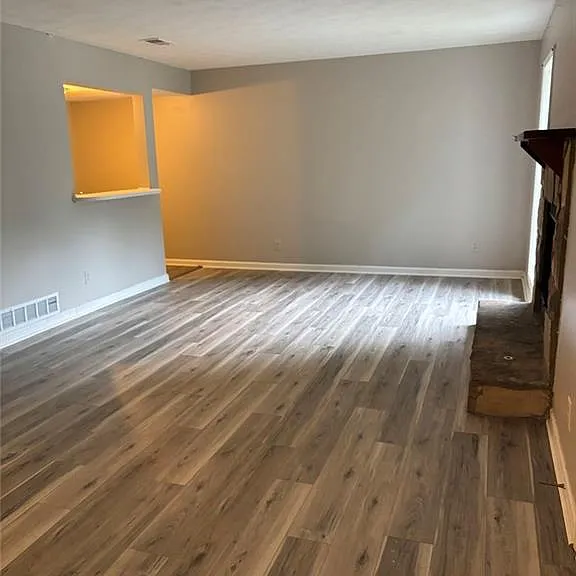 1386 Williamsburg Ln — Photo 4