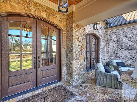 3rd image of 104 Crest Ct